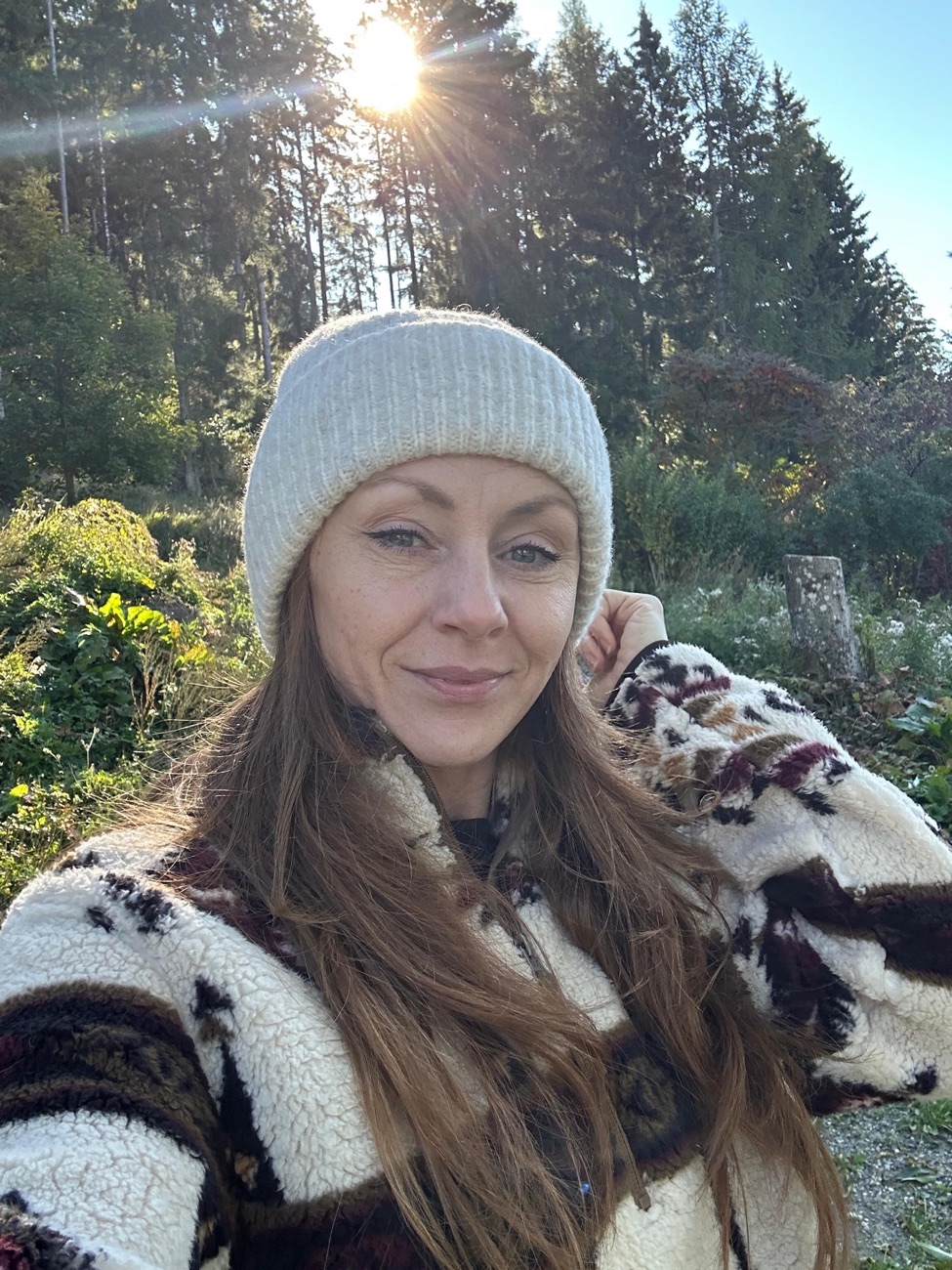 Ilona im Wald, mit Wollmütze, in der Wintersonne